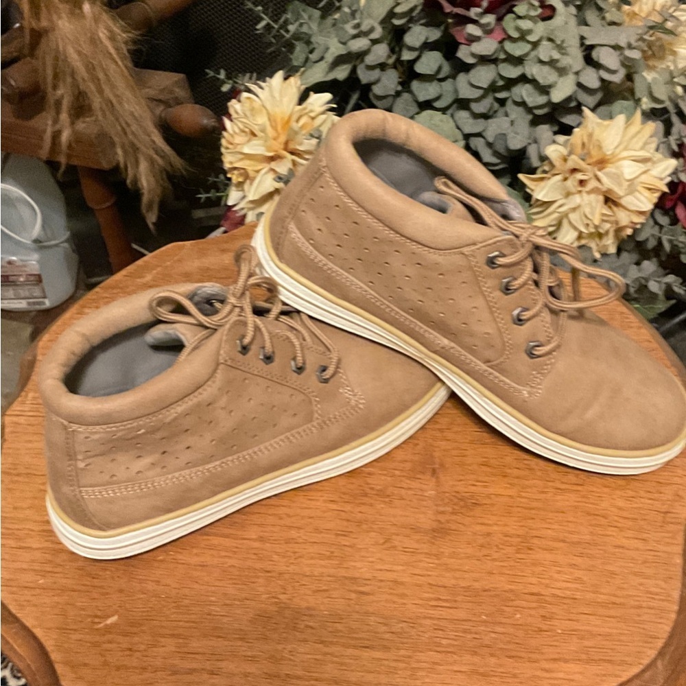 Like New! Seven Dials Tan Lace Up Ankle Boots Beautiful Details Comfortable